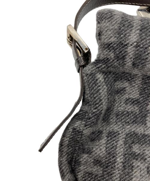 FENDI（フェンディ）FENDI (フェンディ) ロゴ総柄ワンショルダーバッグ　ズッカ　マンマバゲット グレーの古着・服飾アイテム