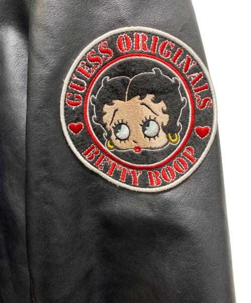 GUESS（ゲス）GUESS (ゲス) BETTY BOOP (ベティー・ブープ) GO BETTY BOOP UNISEX PU JACK　ゴーベティーブープユニセックスピーユージャケット　コーチジャケット ブラック サイズ:LLの古着・服飾アイテム
