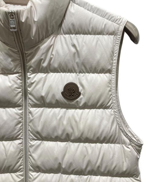 MONCLER（モンクレール）MONCLER (モンクレール) TREOMPAN　ロゴパッチダウンベスト ベージュ サイズ:1の古着・服飾アイテム