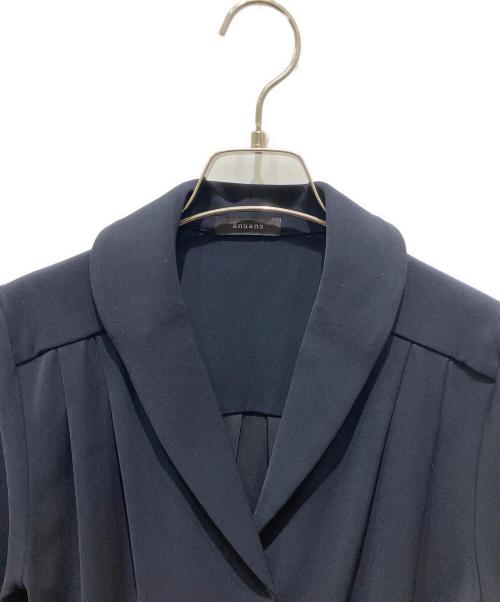 anuans（アニュアンス）anuans (アニュアンス) ダブルサテンショールカラーブラウス ネイビー サイズ:Ｆ 未使用品の古着・服飾アイテム