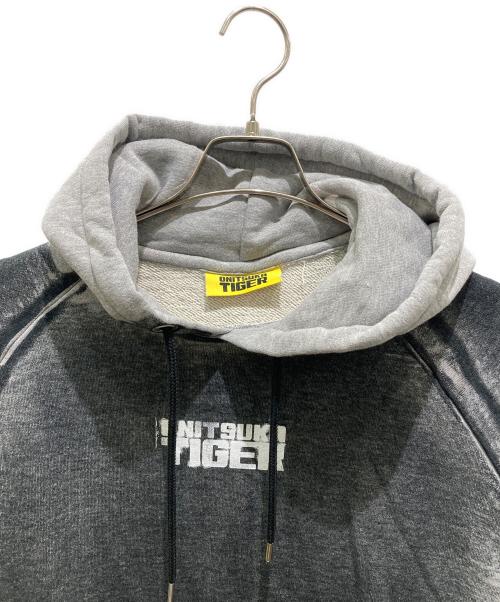 Onitsuka Tiger（オニツカタイガー）Onitsuka Tiger (オニツカタイガー) PRINTED SWEAT HOODIE グレー サイズ:Ｍ 未使用品の古着・服飾アイテム