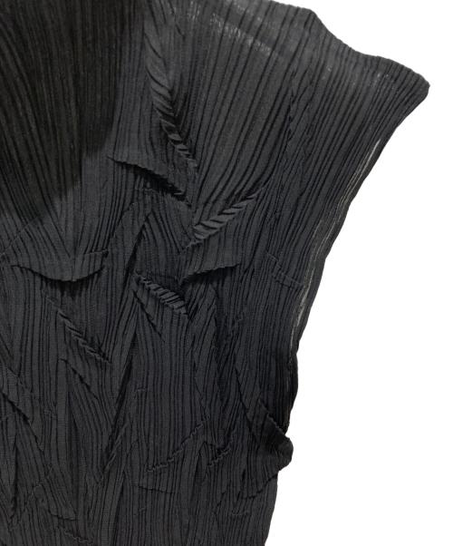 ISSEY MIYAKE（イッセイミヤケ）ISSEY MIYAKE (イッセイミヤケ) プリーツノースリーブブラウス ブラック サイズ:Ｍの古着・服飾アイテム