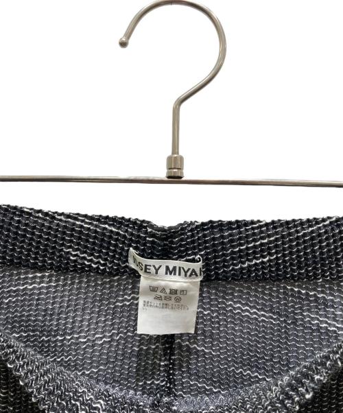 ISSEY MIYAKE（イッセイミヤケ）ISSEY MIYAKE (イッセイミヤケ) プリーツ加工パンツ グレー サイズ:2の古着・服飾アイテム