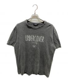UNDERCOVER（アンダーカバー）の古着「ヴィンテージ加工ロゴTシャツ」｜チャコールグレー