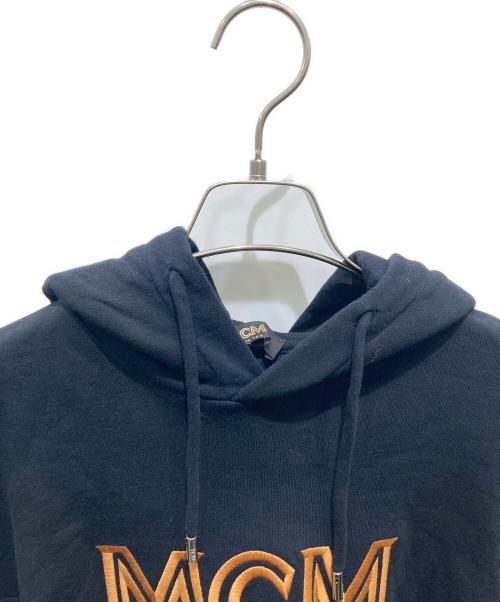 MCM（エムシーエム）MCM (エムシーエム) ロゴ短丈パーカー ブラック サイズ:記載なしの為実寸参照の古着・服飾アイテム