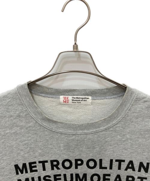 METROPOLITAN MUSEUM OF ART（メトロポリタンミュージアムオブアート）METROPOLITAN MUSEUM OF ART (メトロポリタンミュージアムオブアート) プリントクルーネックスウェット グレー サイズ:Lの古着・服飾アイテム