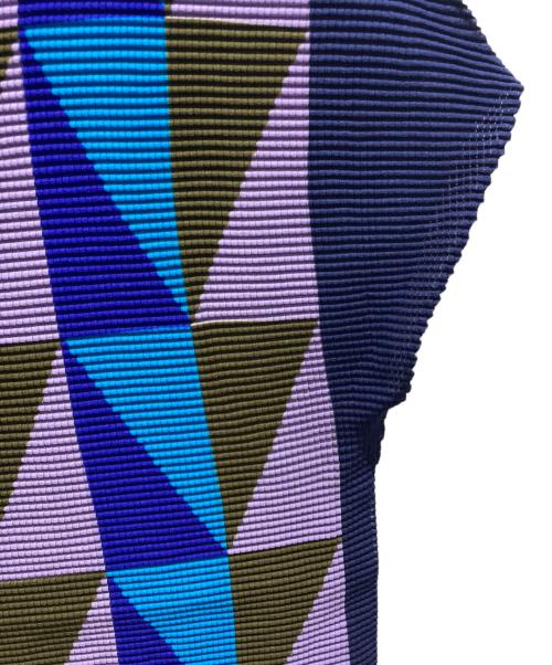 me ISSEY MIYAKE（ミーイッセイ ミヤケ）me ISSEY MIYAKE (ミーイッセイ ミヤケ) プリーツノースリーブカットソー ネイビー サイズ:記載無しの為実寸参照の古着・服飾アイテム