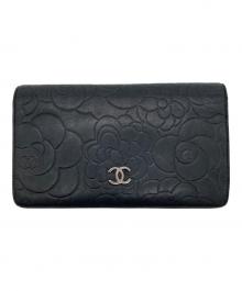 CHANEL（シャネル）の古着「カメリア 型押し長財布」｜ブラック