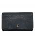 CHANEL（シャネル）の古着「カメリア 型押し長財布」｜ブラック