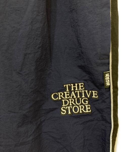 BlackEyePatch（ブラックアイパッチ）BlackEyePatch (ブラックアイパッチ) creative drug store (クリエイティブドラッグストア) ナイロンパンツ ネイビー サイズ:XLの古着・服飾アイテム