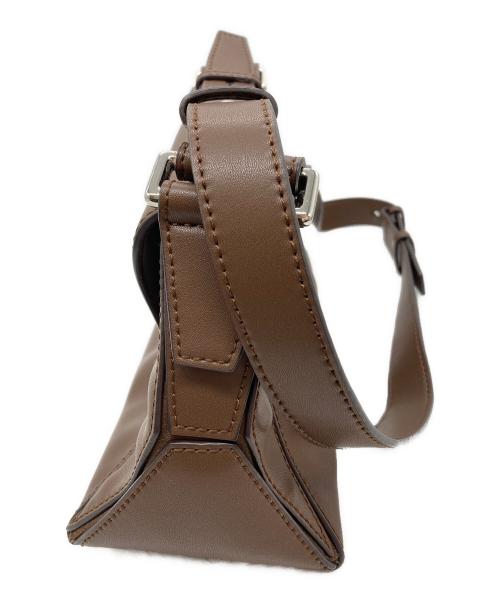 CHARLES & KEITH（チャールズアンドキース）CHARLES & KEITH (チャールズアンドキース) Nasrin ナスリン ジオメトリックショルダーバッグ ブラウンの古着・服飾アイテム