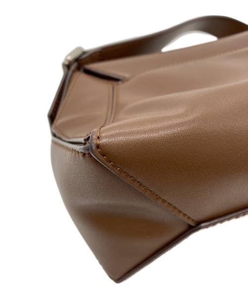 CHARLES & KEITH（チャールズアンドキース）CHARLES & KEITH (チャールズアンドキース) Nasrin ナスリン ジオメトリックショルダーバッグ ブラウンの古着・服飾アイテム