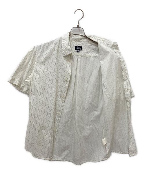 stussy（ステューシー）stussy (ステューシー) 幾何学模様半袖シャツ ホワイト サイズ:XLの古着・服飾アイテム
