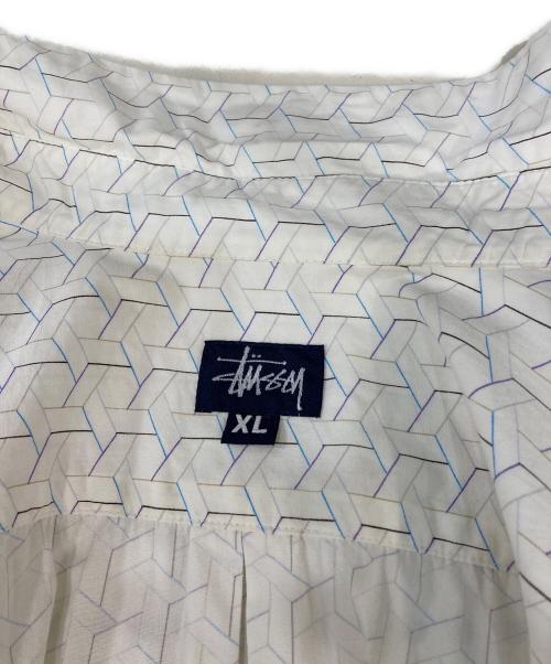 stussy（ステューシー）stussy (ステューシー) 幾何学模様半袖シャツ ホワイト サイズ:XLの古着・服飾アイテム