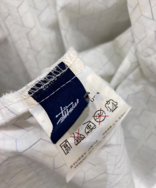 stussy（ステューシー）stussy (ステューシー) 幾何学模様半袖シャツ ホワイト サイズ:XLの古着・服飾アイテム