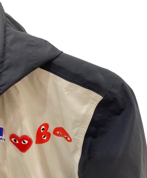 PLAY COMME des GARCONS（プレイコムデギャルソン）PLAY COMME des GARCONS (プレイコムデギャルソン) K-WAY (ケイウェイ) ハートワッペンフーデッドジャケット ベージュ×ブラック サイズ:Sの古着・服飾アイテム