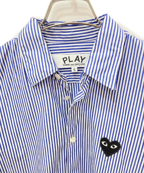 PLAY COMME des GARCONS（プレイコムデギャルソン）PLAY COMME des GARCONS (プレイコムデギャルソン) Stripe Shirt With Black Emblem Pattern A ブルー×ホワイト サイズ:Sの古着・服飾アイテム