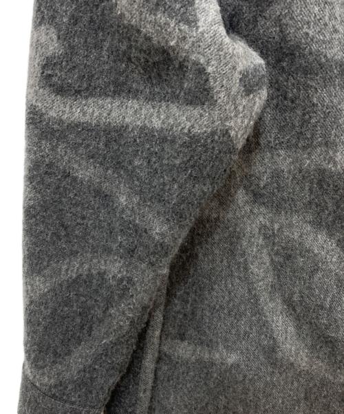 LOEWE（ロエベ）LOEWE (ロエベ) アナグラムレザーパッチフリンジシャツ グレー サイズ:40の古着・服飾アイテム
