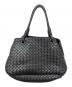 BOTTEGA VENETA（ボッテガベネタ）の古着「イントレチャートレザーハンドバッグ」｜ブラック