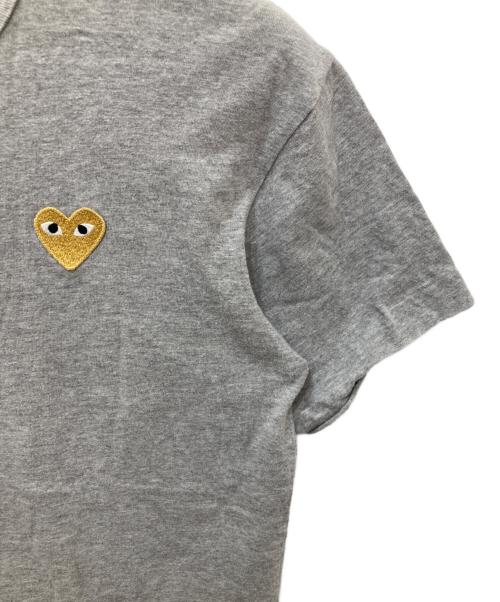 PLAY COMME des GARCONS（プレイコムデギャルソン）PLAY COMME des GARCONS (プレイコムデギャルソン) Ｔ-Shirt With Gold Emblem グレー サイズ:Lの古着・服飾アイテム