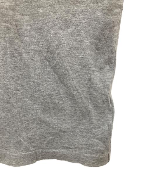 PLAY COMME des GARCONS（プレイコムデギャルソン）PLAY COMME des GARCONS (プレイコムデギャルソン) Ｔ-Shirt With Gold Emblem グレー サイズ:Lの古着・服飾アイテム