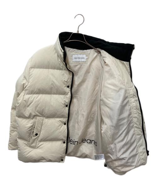 Calvin Klein Jeans（カルバンクラインジーンズ）Calvin Klein Jeans (カルバンクラインジーンズ) バッジオーバーサイズダウンジャケット アイボリー サイズ:Mの古着・服飾アイテム