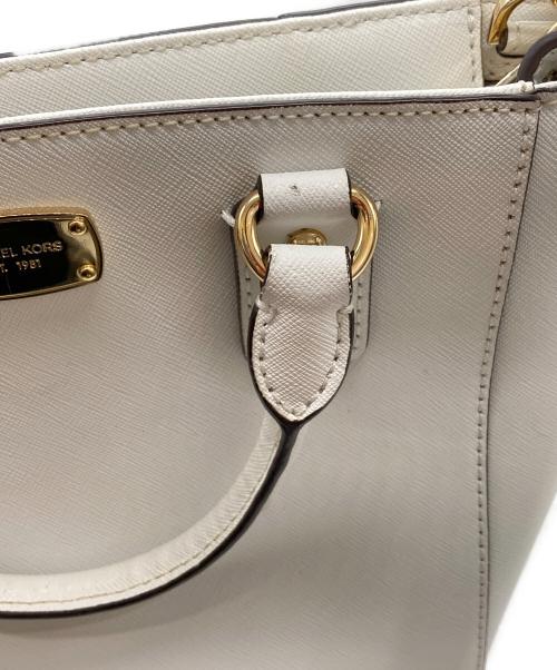 MICHAEL KORS（マイケルコース）MICHAEL KORS (マイケルコース) サンドリン スモール 2WAYバッグ ホワイトの古着・服飾アイテム