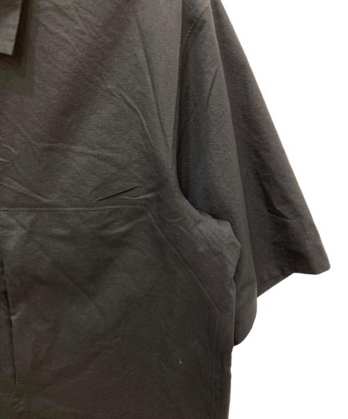 ARC'TERYX VEILANCE（アークテリクスヴェイランス）ARC'TERYX VEILANCE (アークテリクスヴェイランス) DEMLO SS SHIRT ブラック サイズ:Sの古着・服飾アイテム