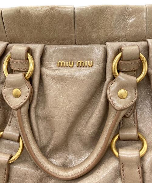 MIU MIU（ミュウミュウ）MIU MIU (ミュウミュウ) 2WAYショルダーバッグ ベージュの古着・服飾アイテム