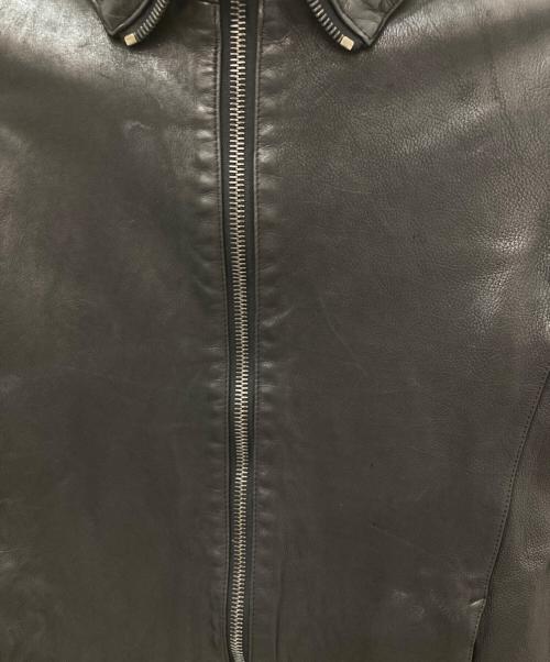 ISAMU KATAYAMA BACKLASH（イサムカタヤマ・バックラッシュ）ISAMU KATAYAMA BACKLASH (イサムカタヤマ・バックラッシュ) イタリアンタンニンカーフ製品染め襟付きブルゾン ブラック サイズ:Mの古着・服飾アイテム