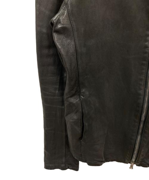 ISAMU KATAYAMA BACKLASH（イサムカタヤマ・バックラッシュ）ISAMU KATAYAMA BACKLASH (イサムカタヤマ・バックラッシュ) イタリアンタンニンカーフ製品染め襟付きブルゾン ブラック サイズ:Mの古着・服飾アイテム