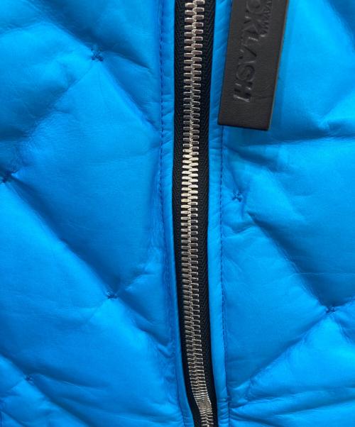 ISAMU KATAYAMA BACKLASH（イサムカタヤマ・バックラッシュ）ISAMU KATAYAMA BACKLASH (イサムカタヤマ・バックラッシュ) JAPAN STEER 0.6mm STITCH “POLISH WHITE GOOSE DOWN HOODED BLOUSON ブルー サイズ:Lの古着・服飾アイテム