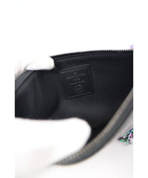 LOUIS VUITTON（ルイ ヴィトン）LOUIS VUITTON×Fragment design (ルイ・ヴィトン×フラグメントデザイン) チェーン付ポーチ ブラック サイズ:-の古着・服飾アイテム