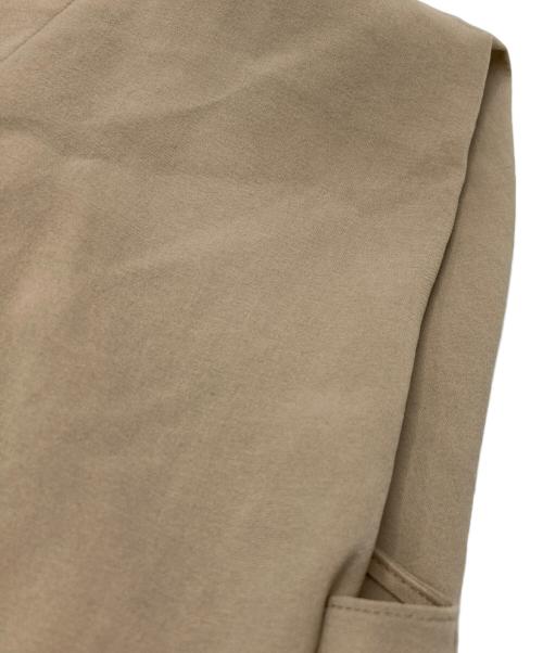 AKIRA NAKA（アキラナカ）AKIRA NAKA (アキラナカ) Letica back cape dress ベージュ サイズ:2の古着・服飾アイテム