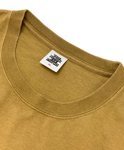 BlackEyePatch（ブラックアイパッチ）BlackEyePatch (ブラックアイパッチ) Tシャツ ベージュ サイズ:XLの古着・服飾アイテム
