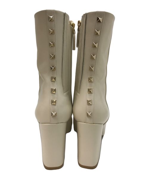 VALENTINO（ヴァレンティノ）VALENTINO (ヴァレンティノ) バックスタッズブーツ アイボリー サイズ:38 1/2の古着・服飾アイテム