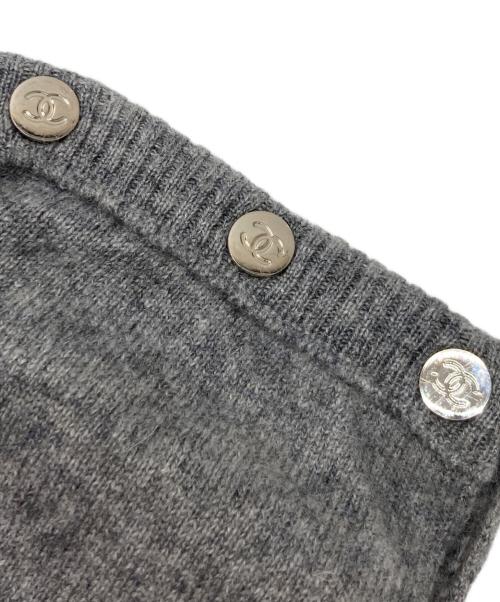 CHANEL（シャネル）CHANEL (シャネル) ココマークボタン ノースリーブカシミヤニットワンピース グレー サイズ:40の古着・服飾アイテム