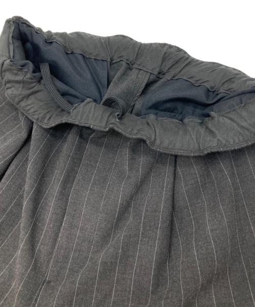 BEAUTY&YOUTH（ビューティーアンドユース）BEAUTY&YOUTH (ビューティーアンドユース) ピンストライプ 1プリーツ イージーパンツ グレー サイズ:Mの古着・服飾アイテム