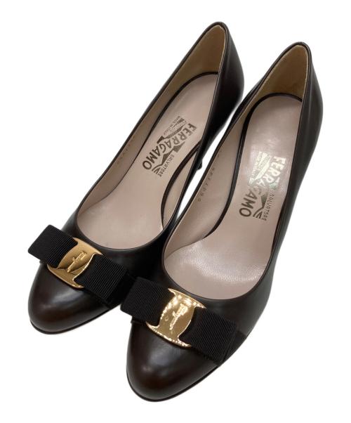 Salvatore Ferragamo（サルヴァトーレ フェラガモ）Salvatore Ferragamo (サルヴァトーレ フェラガモ) ヴァラヒールパンプス ブラウン サイズ:SIZE 7 1/2の古着・服飾アイテム