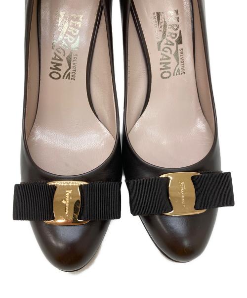 Salvatore Ferragamo（サルヴァトーレ フェラガモ）Salvatore Ferragamo (サルヴァトーレ フェラガモ) ヴァラヒールパンプス ブラウン サイズ:SIZE 7 1/2の古着・服飾アイテム