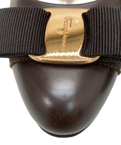 Salvatore Ferragamo（サルヴァトーレ フェラガモ）Salvatore Ferragamo (サルヴァトーレ フェラガモ) ヴァラヒールパンプス ブラウン サイズ:SIZE 7 1/2の古着・服飾アイテム
