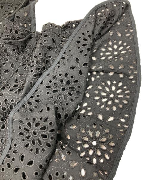 BALLSEY（ボールジィ）BALLSEY (ボールジィ) サークルフラワーエンブロイダリー ティアードブラウス ブラック サイズ:36の古着・服飾アイテム