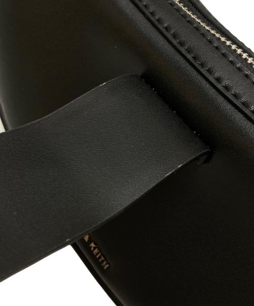 CHARLES & KEITH（チャールズアンドキース）CHARLES & KEITH (チャールズアンドキース) トライアングルバックル ベルトショルダーバッグ ブラックの古着・服飾アイテム