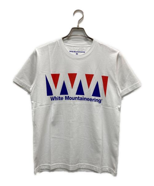 WHITE MOUNTAINEERING（ホワイトマウンテ二アニング）WHITE MOUNTAINEERING (ホワイトマウンテ二アニング) ロゴプリントTシャツ ホワイトの古着・服飾アイテム