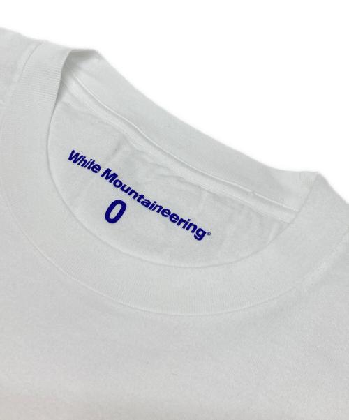 WHITE MOUNTAINEERING（ホワイトマウンテ二アニング）WHITE MOUNTAINEERING (ホワイトマウンテ二アニング) ロゴプリントTシャツ ホワイトの古着・服飾アイテム