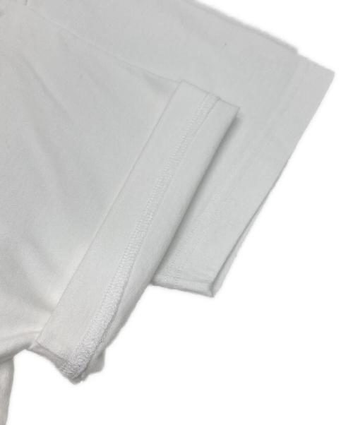 WHITE MOUNTAINEERING（ホワイトマウンテ二アニング）WHITE MOUNTAINEERING (ホワイトマウンテ二アニング) ロゴプリントTシャツ ホワイトの古着・服飾アイテム