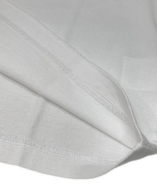 WHITE MOUNTAINEERING（ホワイトマウンテ二アニング）WHITE MOUNTAINEERING (ホワイトマウンテ二アニング) ロゴプリントTシャツ ホワイトの古着・服飾アイテム