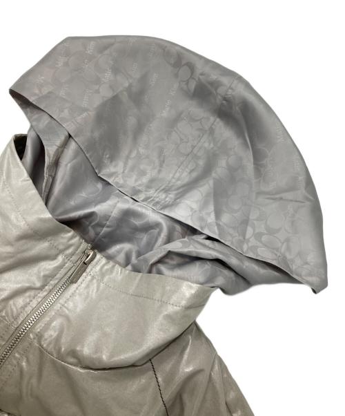 COACH（コーチ）COACH (コーチ) Matin Kim (マーティン・キム) レイヤードコーティングフーディージャンパー グレー サイズ:FREE 未使用品の古着・服飾アイテム