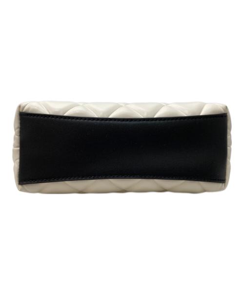 CHARLES & KEITH（チャールズアンドキース）CHARLES & KEITH (チャールズ＆キース) アルウェン ブレードストラップトップハンドルバッグ ホワイト×ブラックの古着・服飾アイテム