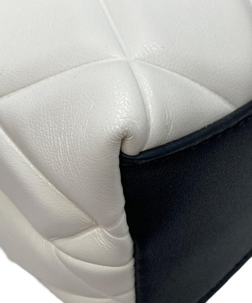 CHARLES & KEITH（チャールズアンドキース）CHARLES & KEITH (チャールズ＆キース) アルウェン ブレードストラップトップハンドルバッグ ホワイト×ブラックの古着・服飾アイテム